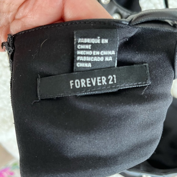 Crop Top with pearls. Size Small. True to size. - Picture 2 of 4